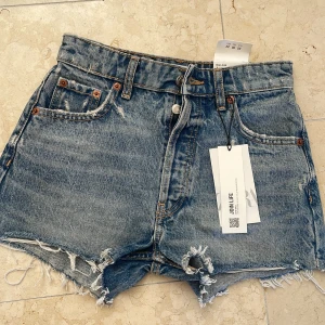 Zara shorts - Jag säljer mina shorts som är från zara. De är i storlek 32. Shortsen är i nyskick och aldrig använda. Köparen står för frakt