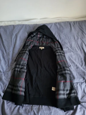 Burberry hoodie - Bruberry hoodie i nyskick. Skriv för fler bilder/info