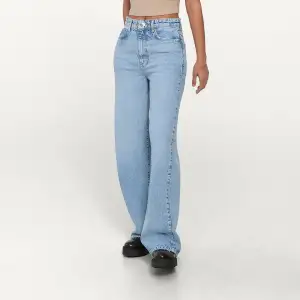 Blåa jeans som jag har för mig är Idun från Gina. Slitage i kanterna från att ha använt dem, men inget märkvärdigt när man bär dem 🩵🦋
