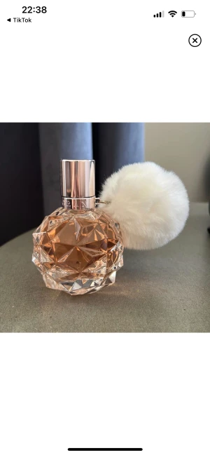Ariana Grande parfym - Aldrig använd. Säljes pga att jag redan har en likadan.