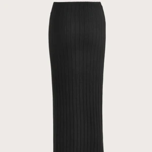 Långkjol  - En svart långkjol med ribbat mönster är en vacker och stilfull klädesplagg som passar perfekt för sommarsäsongen. Kjolen är tillverkad av ett mjukt och lent material som ger en behaglig känsla mot huden