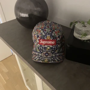 Supreme keps - Säljer min Supreme keps då jag har för många kepsar.  Skick: 8/10 Ny pris: ca 1700kr Kepsen har en justerbar passform.  Bara att höra av sig vid fråga😊 