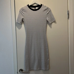 Klänning  - Randig och stretchig figursydd klänning