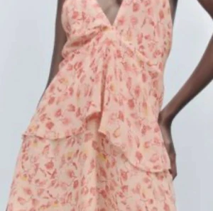 Zara klånning - Jättefin klänning från zara som inte kommer till användning💗