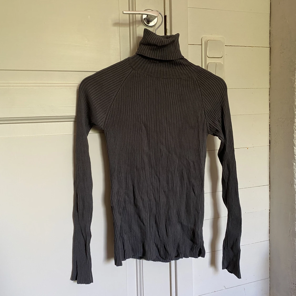 Grå ribbad turtleneck - 90