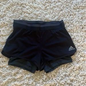 Tennis/träningsshots - Säljer ett par adidas shorts!  Inte använda så mycket, fint skick!  Perfekt att träna i eller spela tennis eller padel! 