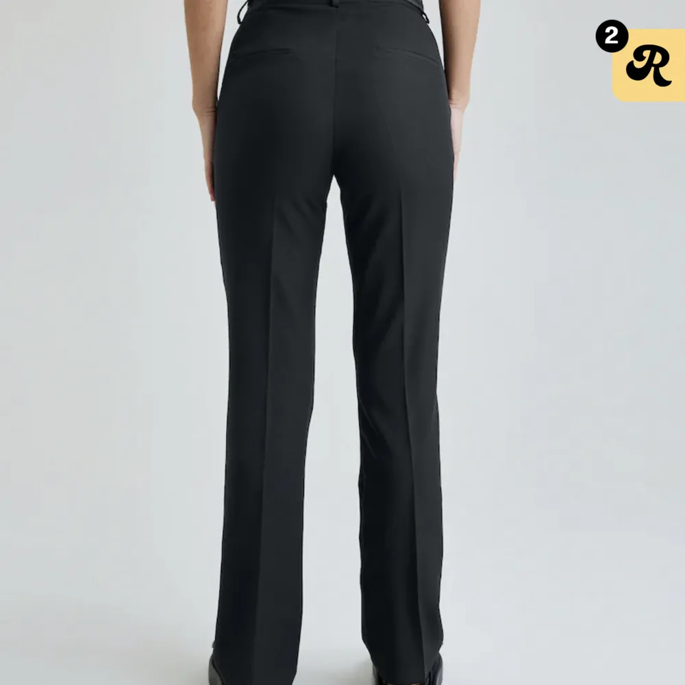 Svarta kostymbyxor ifrån bikbok! Säljer dessa jättesköna kostymbyxor i modellen ”VILMA” ifrån bikbok, de har tyvärr blivit försmå. Köpt för 500kr!. Jeans & Byxor.