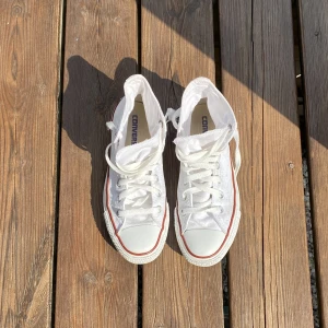 Converse - Vita Converse i storlek 37, slitna därav priset. De har lita gråa fläckar mm som syns på bilderna men annars hyfsat skick. 