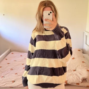 brandy melville brianna sweater - jättesöt och mysig tröja från brandy melville. säljs då den inte kommer till användning längre