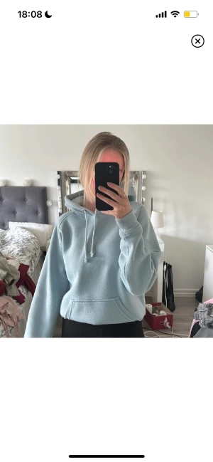 Hoodies  - Paketpris på dessa tre hoodies då jag inte använder de längre, kan även köpas separat om det önskas. Fina skick på alla tre och fortfarande mjuka o härliga inuti. Hör av er vid intresse. 