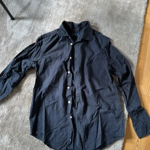 Ralph lauren skjorta  - Hej säljer nu min skjorta som blivit för liten att använda skicket är 6/10! Har ni funderingar så är det bara och höra av er!
