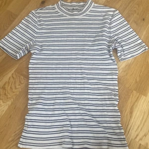 T-Shitt - säljer en ribbad T-Shirt från Only i storlek Medium 