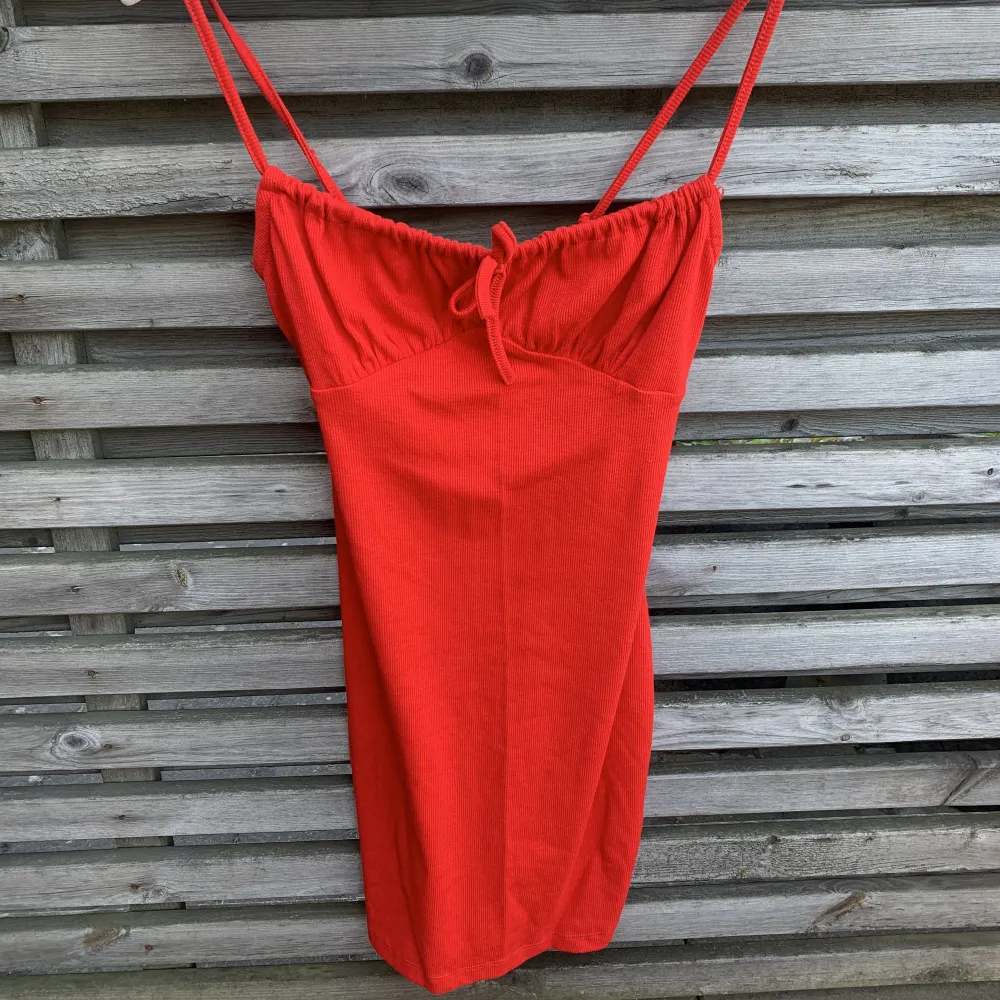 Röd klänning från Shein i strl S. Toppenskick. Finns i vitt också, vid köp av båda: 80 kr. Köparen står för eventuella fraktkostnader. . Klänningar.