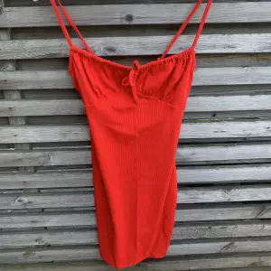 Röd klänning från Shein i strl S. Toppenskick. Finns i vitt också, vid köp av båda: 80 kr. Köparen står för eventuella fraktkostnader. 