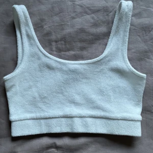 Froté topp - Så fin topp som är jättefin till sommaren. Passar perfekt till stranden innan eller efter man badat. Fri frakt i 2 veckor! 