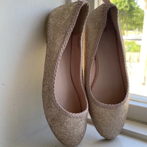 Ballerinor  - Superfina ballerinaskor! Som man kan se på bilderna är de knappt använda och ser som nya ut 🤩🤩