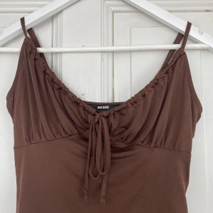 Brun sommartopp - Denna söta sommartopp har används ett antal gånger, men är ingenting som syns på plagget. Storlek S, men skulle kunna passa fler de materialet är väldigt följsamt❤️ 