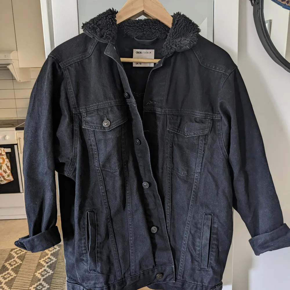 Svart jeansjacka från Asos med lurvig krage . Takit.