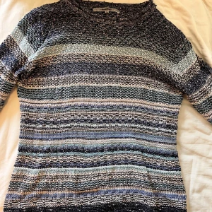 Randig stickad tröja - Blå randig stickad tröja. Köpt second hand. Inte så tjock, perfekt för sommaren. 