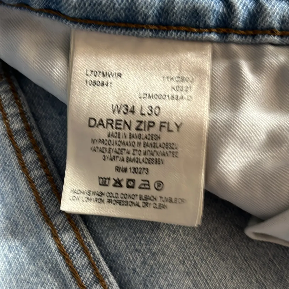 Knappt använda jeans. Säljer dem nu då dem inte passar mig längre. Nästan nyskick och pris kan diskuteras. . Jeans & Byxor.