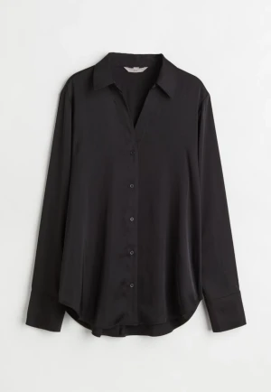 V-ringad blus - En långärmad blus. Blusen är V-ringad med krage och knäppning. Köpt för 200 kr på HM, aldrig använd.