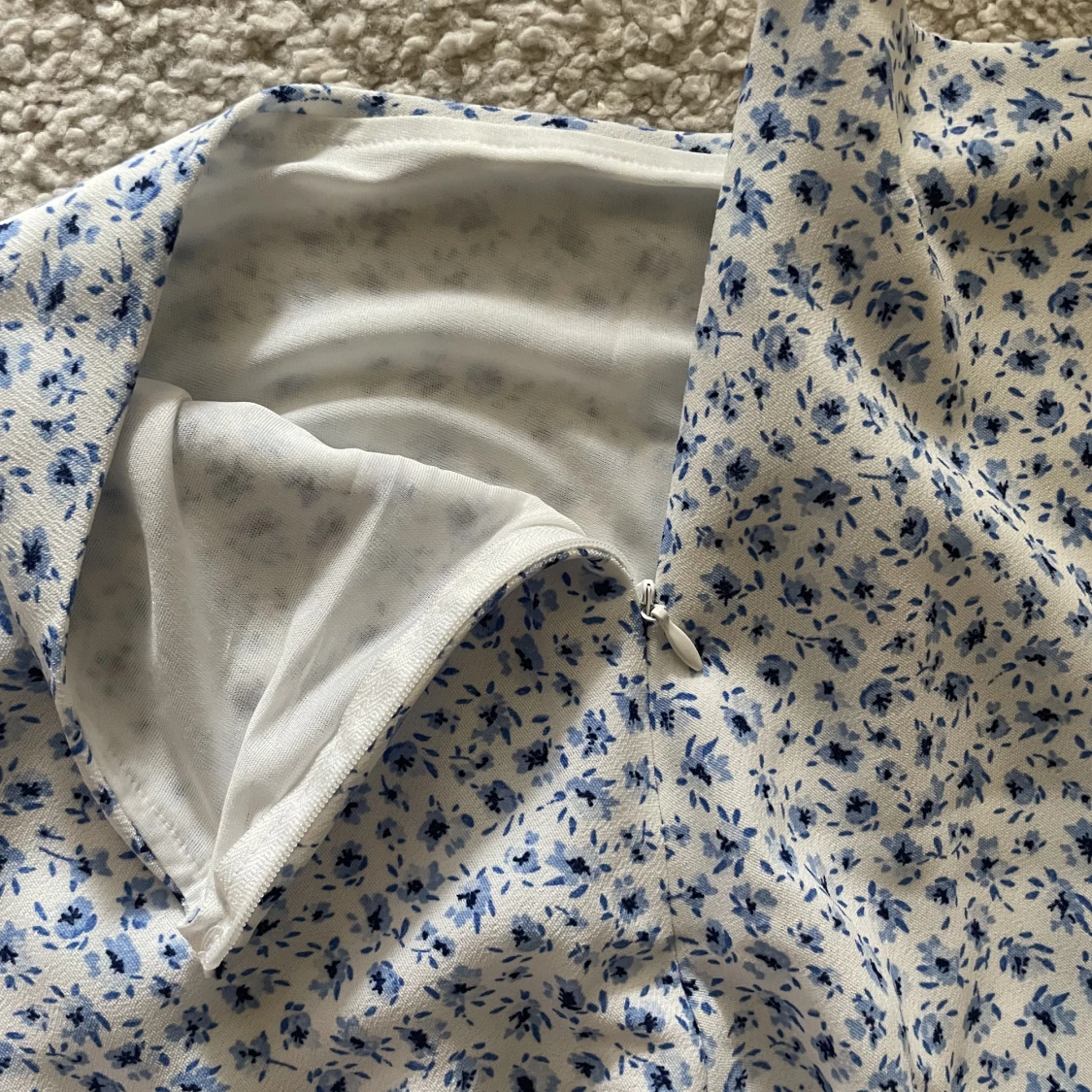 vit kjol med blommor  - 90