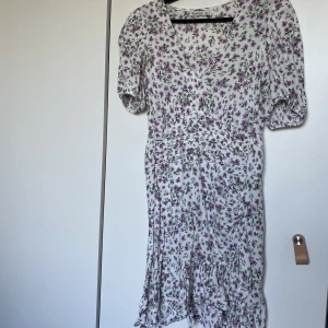 Sommarklänning  - En söt kort sommarklänning från stradivarius i småblommmigt mönster 