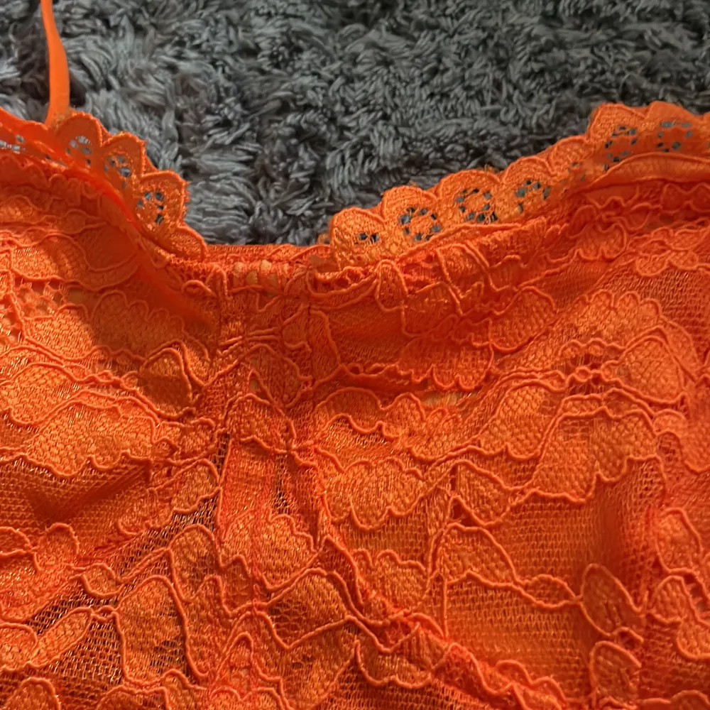 En orange spetstopp som är helt oanvänd. Inga bilder på mig pga för liten🧡 sjukt söt till en kjol eller under en lite genomskinlig tröja!! (Gina Tricot). Toppar.