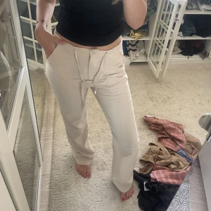 Byxor  - Beiga byxor med fickor fram köpta på humana men används inte. Storlek L men passar S/M beroende på passform😊