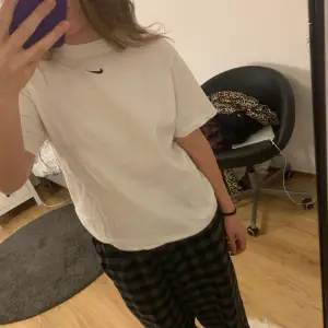 Helt oanvänd Nike tröja. Den ska vara oversized men passar som en helt vanlig tröja. Skriv vid fundering💕 Orginal pris: 250kr💕