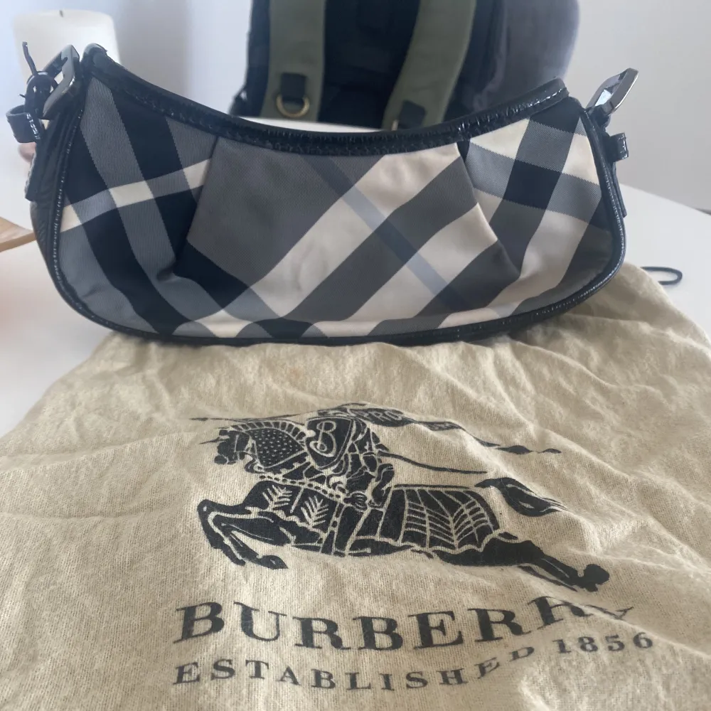 Äkta vintage burberry från vestiaire collection inklusive dustbag Pris kan diskuteras vid snabb affär . Väskor.