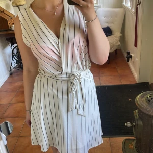 Vitrandig klänning  - Jättefin svartvit randig klänning från mango!! Knappt använd 💕⭐️🙏🏼