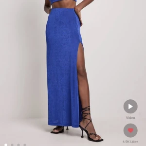 Långkjol - Blå superfin långkjol från NA-KD som jag tyvärr aldrig använder. Jättefint tyg och sitter fint, hög slits! Aldrig använd med lappar kvar 