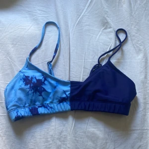 Blå bikiniöverdel - Säljer denna blåa jättesöta bikini överdel från shein så den knappt används av mig och kanske kan få mer kärlek någon annan stans. Jag står ej för kostanden på frakten. 