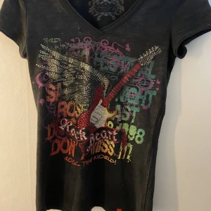 Topp - Säljer denna coola t-shirten med detaljer och rinestones från esprit❤️ T-shirt= 140 Frakt:43