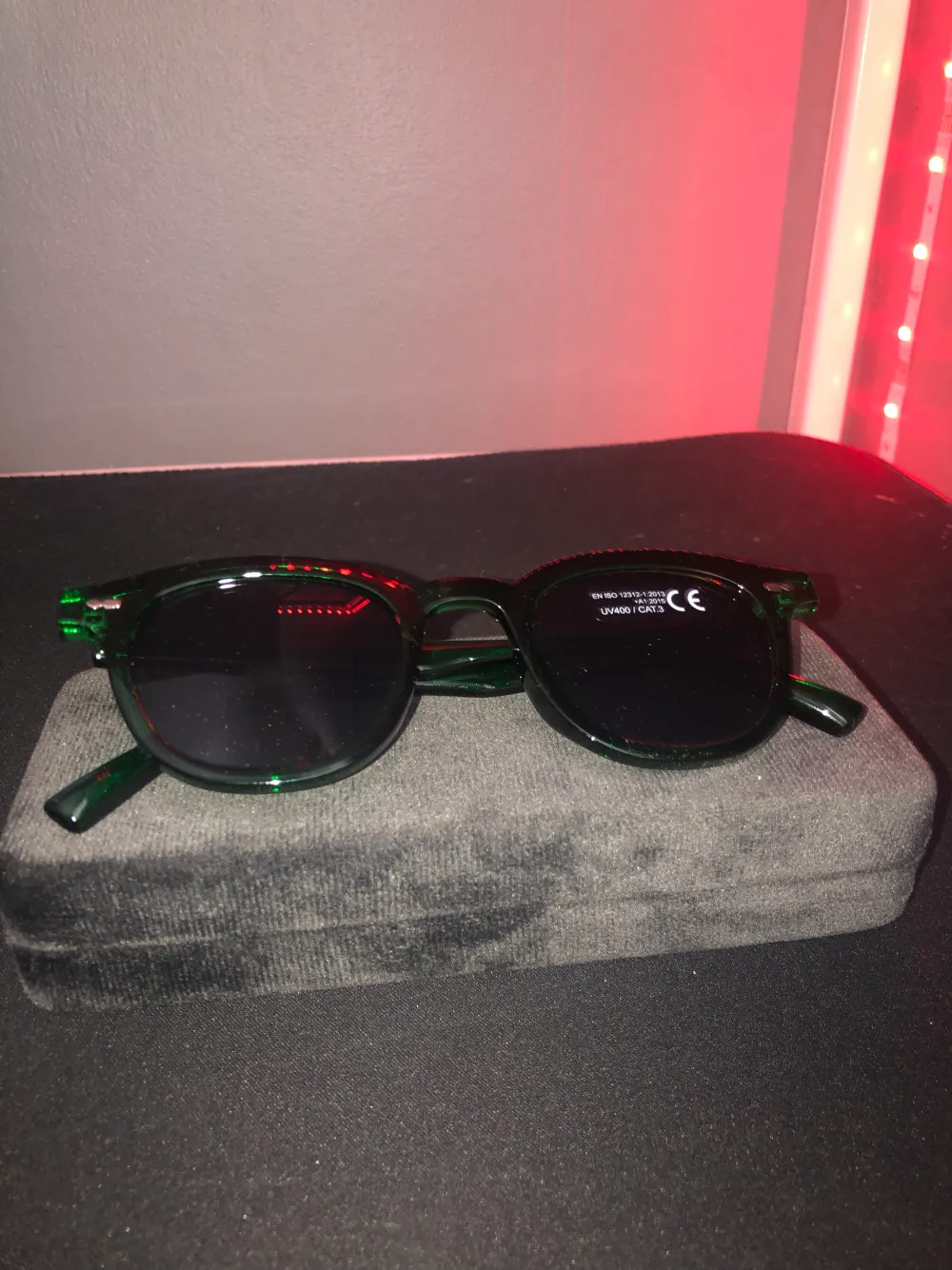 Säljer dessa  solglasögon från Montén i modellen M1V1 i grön färg. Glasögonen är helt oanvända och i perfekt skick och perfekta för sommarens soliga dagar.. Accessoarer.