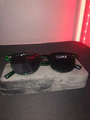 Säljer dessa  solglasögon från Montén i modellen M1V1 i grön färg. Glasögonen är helt oanvända och i perfekt skick och perfekta för sommarens soliga dagar.