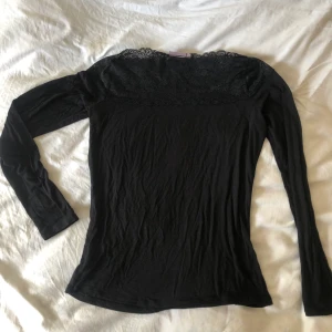 Långärmad tröja spets strl M - Tröja av stretchigt material från Kappahl. I bra skick. Köparen står för frakt. Dma gärna vid frågor eller funderingar. 