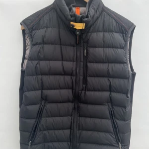 Parajumpers väst - Parajumpers Superweight Vest Black.  Använd hösten 2022, nypris 3999:-