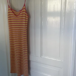 Klänning - Populär, vadlång klänning från Zara. Väldigt fin & somrig men kommer tyvärr aldrig till användning. Banden har sedan tidigare varit knutna, därav ser de ”snurrade” ut på mindre del av banden🩷