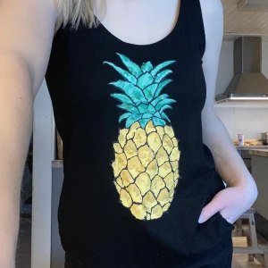 Söt ananastopp med paljetter - KappAhl - Svart ananastopp med paljetter, använd endast några gånger 