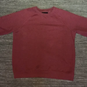 Roströd tröja - En röd tjocktröja från lager 157 i strl M. :)