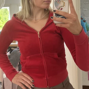 Juicy Coutoure kofta - Klassisk röd munkjacka från Juicy C med gulddetaljer. Fint tryck på baksidan. Inga defekter men säljer pga för liten