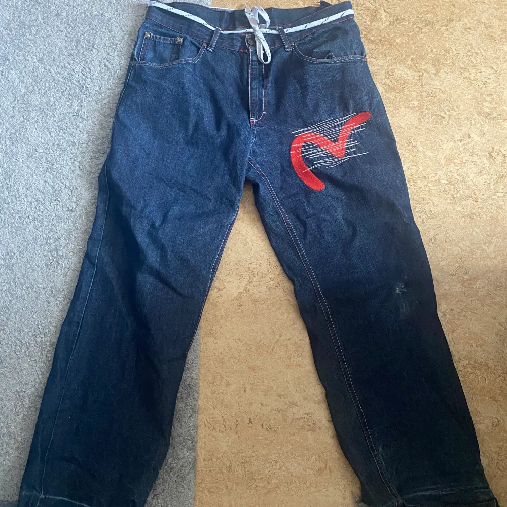 Säljer nu dessa välanvända Evisu Jeans då dem inte är i min smak längre. Taggen på baksidan har försvunnit helt men allting är i bra skick, finns dock hål i fickorna på framsidan men det kan man fixa därmed av priset. Farkut & Housut.