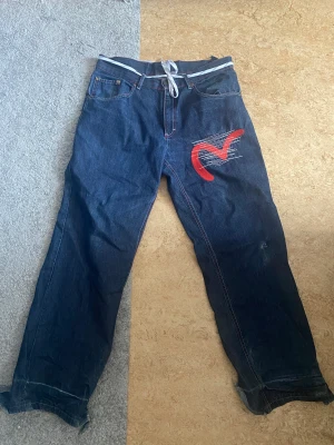 Evisu Jeans - Säljer nu dessa välanvända Evisu Jeans då dem inte är i min smak längre. Taggen på baksidan har försvunnit helt men allting är i bra skick, finns dock hål i fickorna på framsidan men det kan man fixa därmed av priset