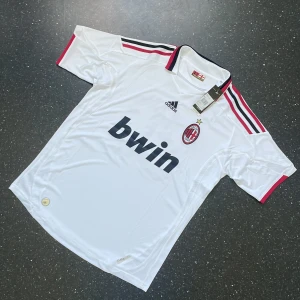 AC Milan 09/10 borta ”Ronaldinho” - Säljer min riktigt snygga retro AC Milan tröja med Ronaldinho på ryggen från 09/10😍