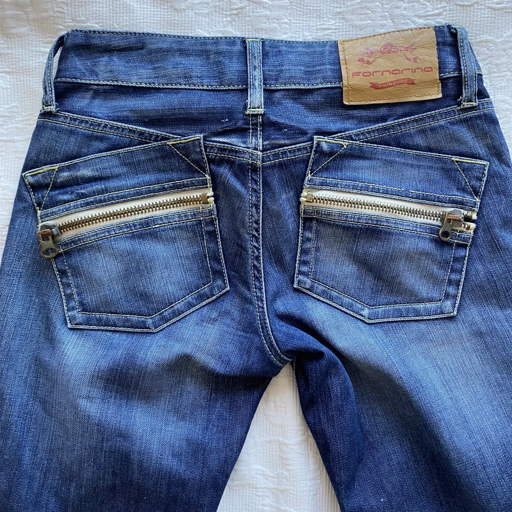 Säljer dessa dösnygga vintage jeansen som jag köpte second hand men tyvärr var för små i midjan. Storlek 25. Perfekt längd på mig som är 168 cm. Kontakta vid intresse💘. Jeans & Byxor.