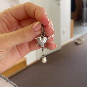 Unikt örhänge - Ett singelörhänge jag gjort själv med en berlock från Maria Nilsdotter (därav priset) och ett örhänge köpt i Danmark. Skriv privat om du vill köpa Maria Nilsdotter berlocken med ett halsband istället💓Nypris blir totalt typ 2995kr. Maria box medföljer!