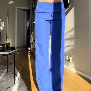 Blåa kostymbyxor!!  - Perfekta för en färgglad fest!!  Madlady storlek XS , sitter bra på mej som är 170 😍💙 Använda Max 4 gånger 