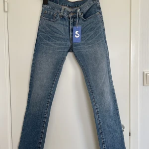 Levi’s jeans 510 storlek 23/27 - Ett par Levi’s 510 köpta på Sellpy men aldrig använda då de är för små. Mycket fint skick, rak modell. De är märkta som storlek 27/27 men jag skulle säga att de är 23 i midja.